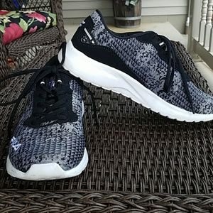 FILA casual tennis shoes size 8